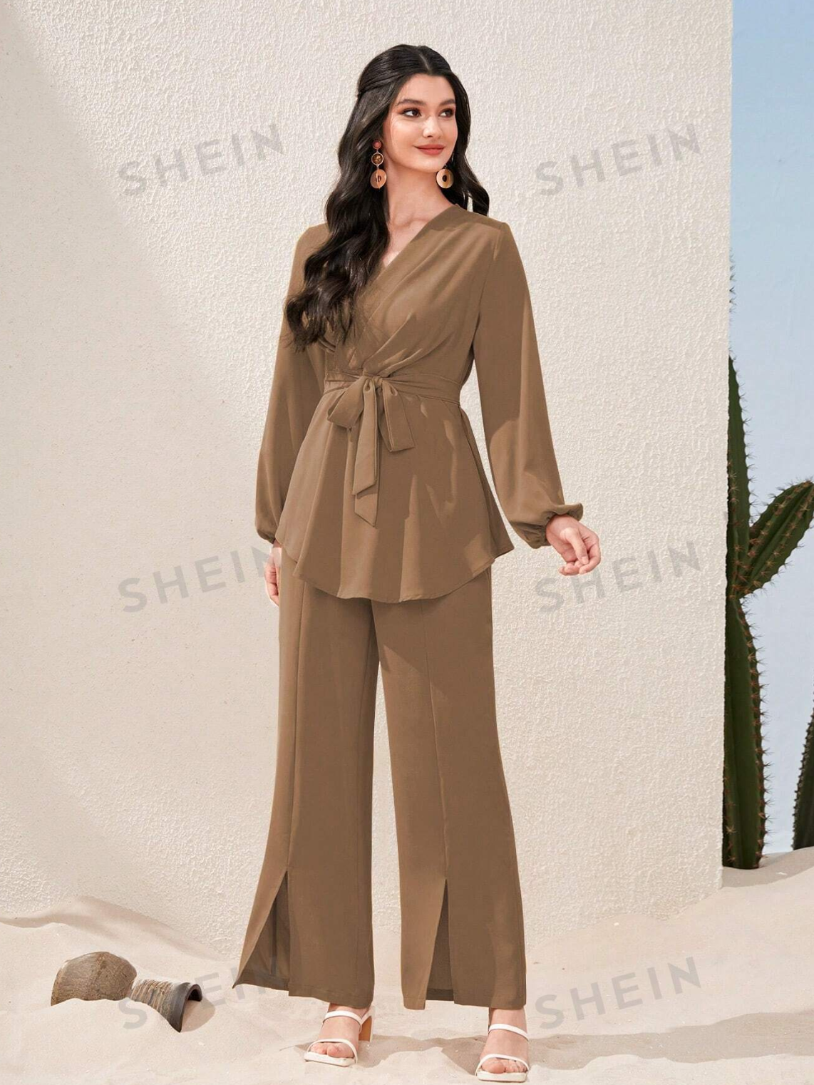 Chemisier à ceinture à manches lanternes et pantalon à ourlet fendu