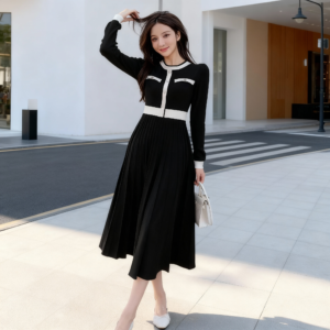 Robe Longue Noire Élégante avec Détails Blancs et Manches Longues